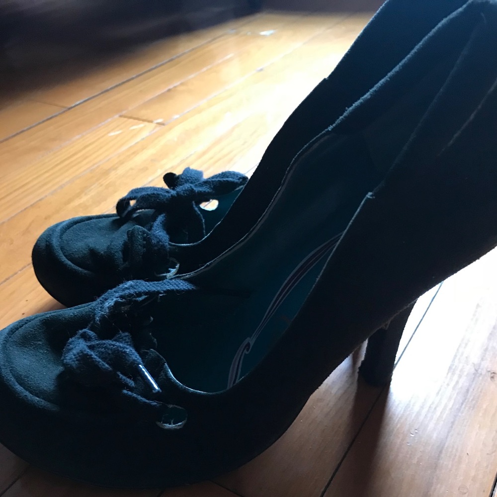 Black pump irregular choice